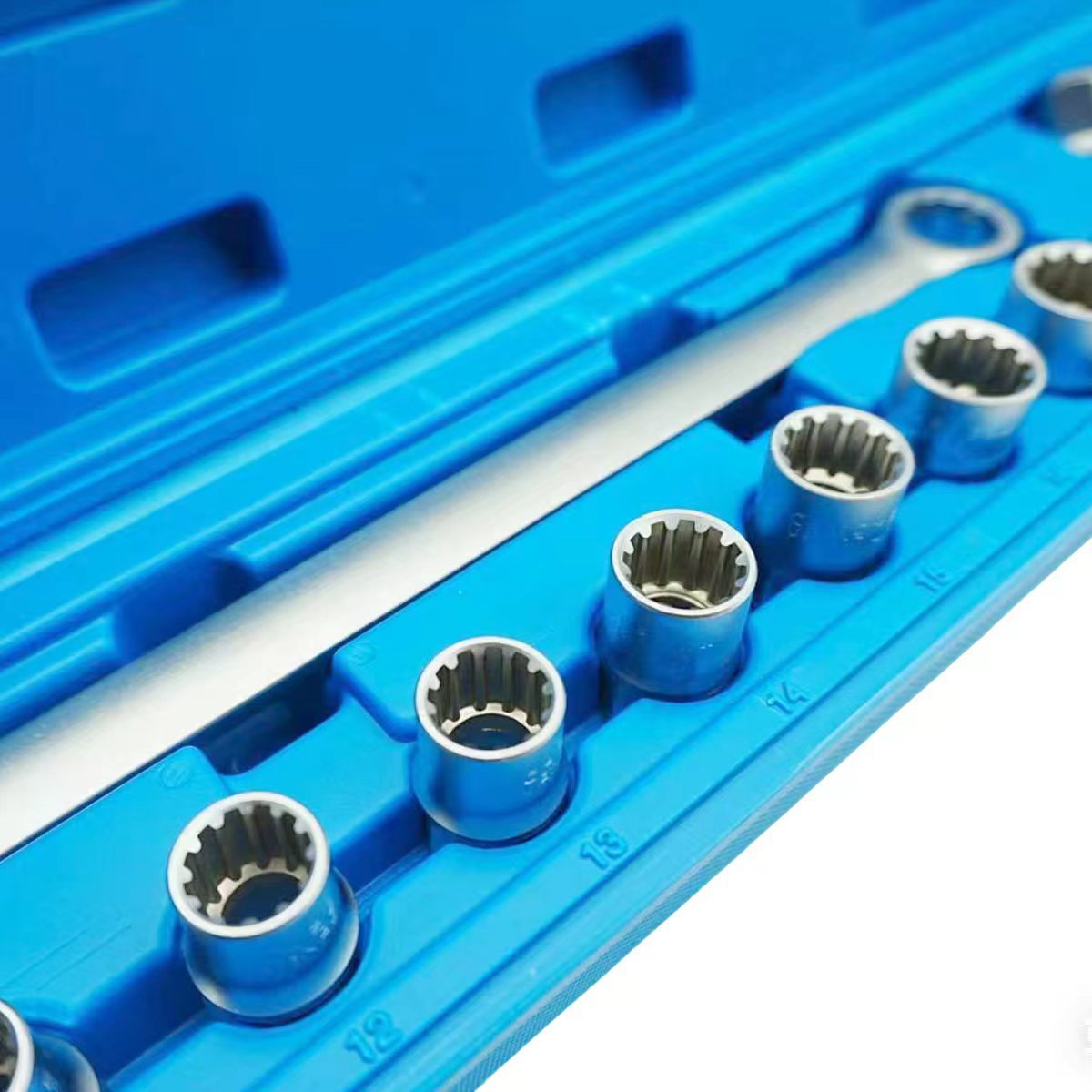 17-Piece Set of Multi-Functional Ratchet Sockets with Toothed Core Sockets, 12-Point Perforated Socket Removal Tool