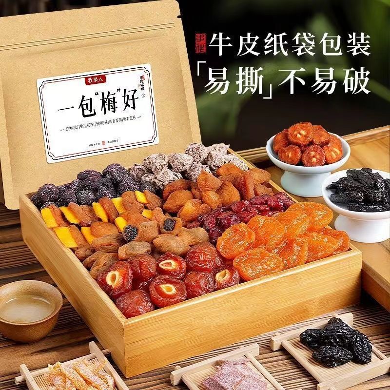 牧果人包梅の多くの味が手の砂糖漬けの果物を混ぜて甘酸っぱいネットの赤い間食の果物の製品を組み合わせます。|undefined