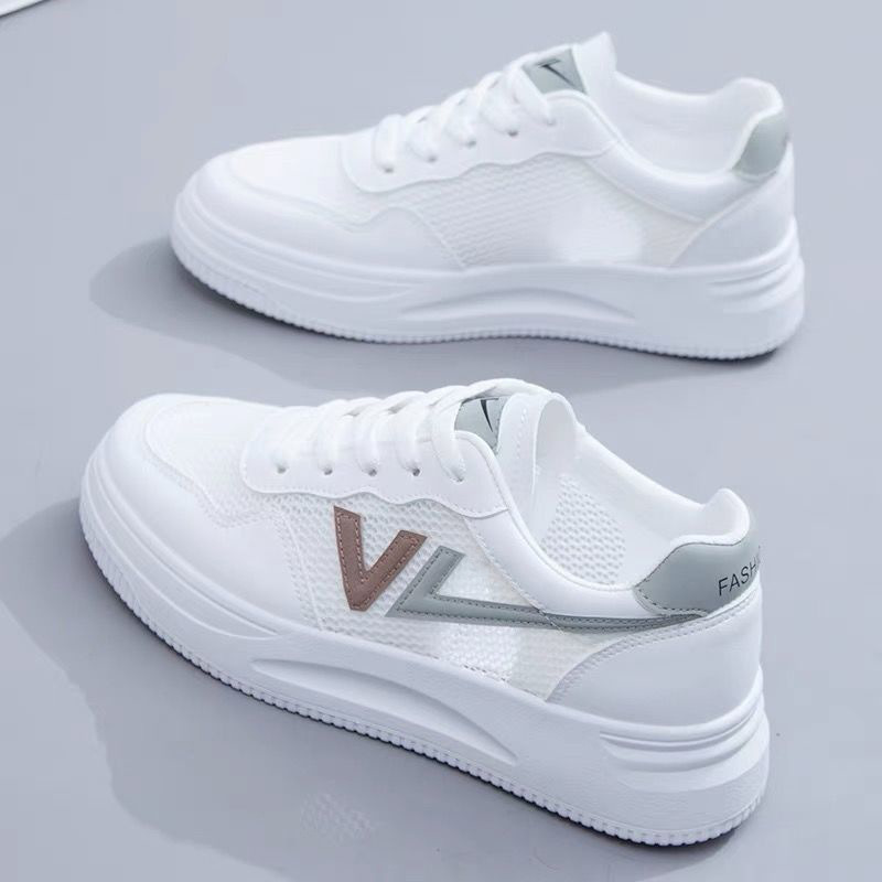 Pequeños zapatos blancos de mujer nuevos zapatos de mujer de verano versátiles de malla plana transpirable delgada zapatos de skate casuales de moda en suela gruesa