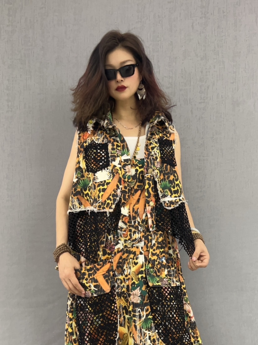 Personalidad moda fresco patrón de leopardo estampado de mezclilla empalme chaleco de malla mono traje de dos piezas de moda de primavera para mujer image 6