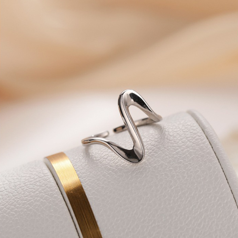 Anello in metallo stile minimalista con dito indice aperto e regolabile Mobius Twisted French Wave_voghion.com