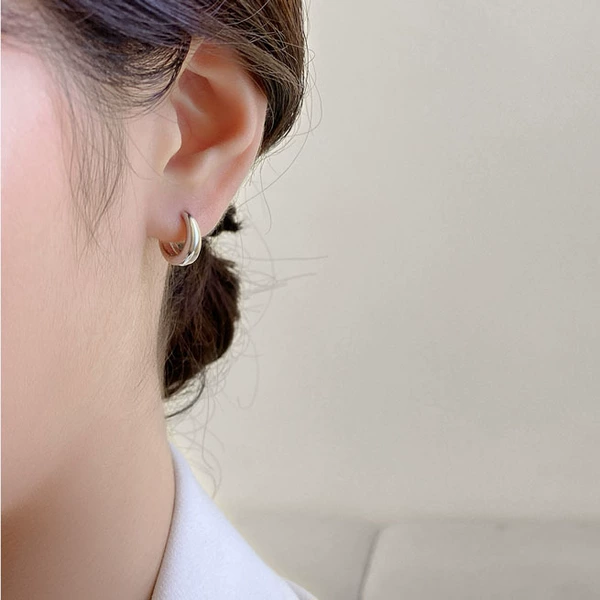 EK122 Ring Ring ear buckle