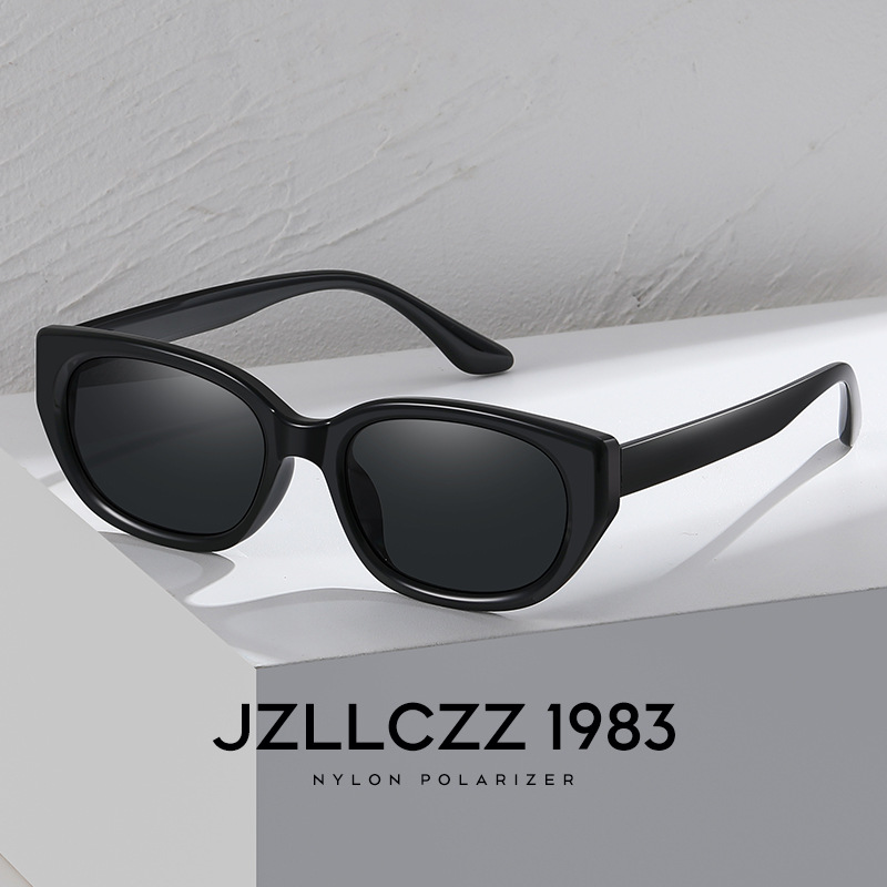 gafas polarizadas de nylon, gafas de sol especiales de vacaciones, gafas de sol de alta definición, nuevas moda en stock image 3