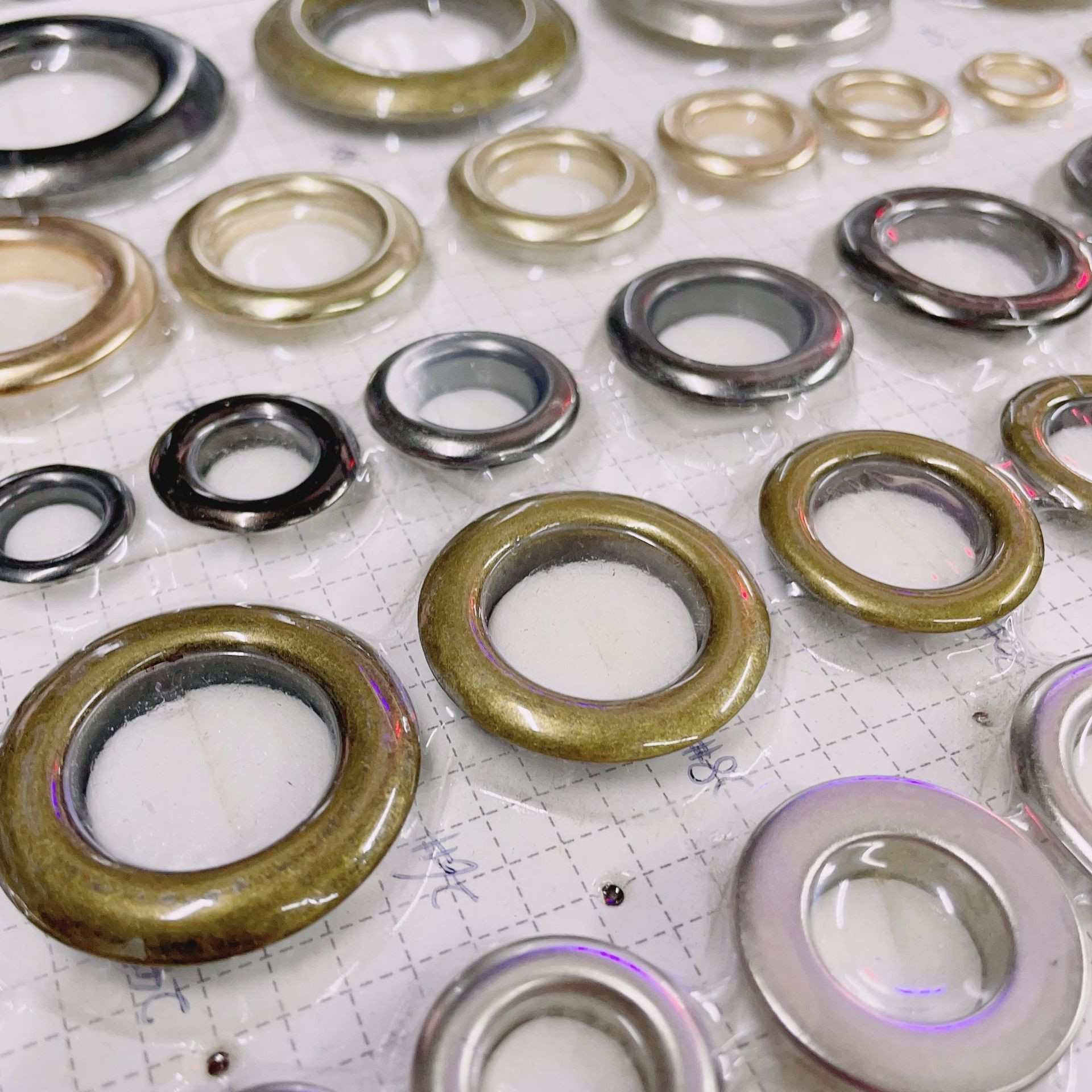 厂家现货批发铜气眼扣滚镀圆边鸡眼平面汽眼凤眼扣卫衣穿绳扣钮扣