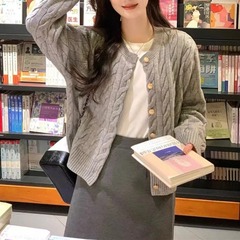 セーター女性の秋 2025 新しい長袖ラウンドネック女性のニットカーディガン韓国スタイルレトログレーシニアセンス婦人服