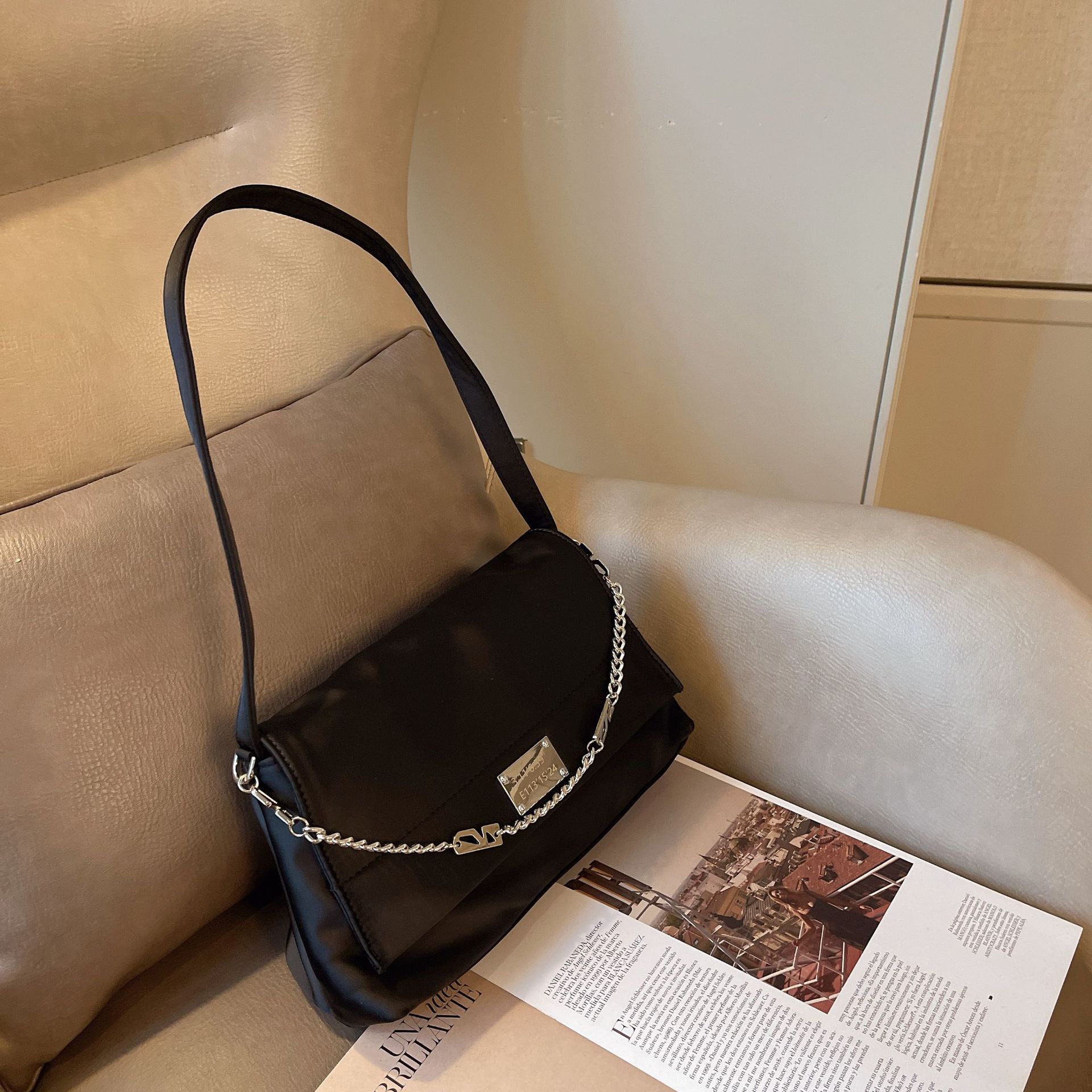 Small design chain vagrant for female 2024 new large capacity single shoulder commuter Messenger bag_voghion.com