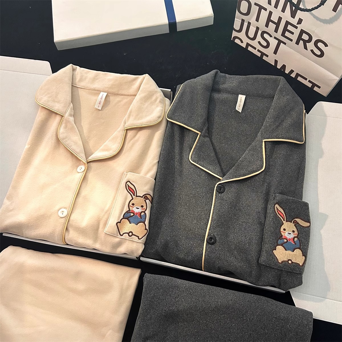 Bonita pareja de conejos pijamas de mujeres otoño y invierno nuevo estilo de alta calidad sensación de terciopelo más terciopelo conjunto de ropa cálida para el hogar de hombres