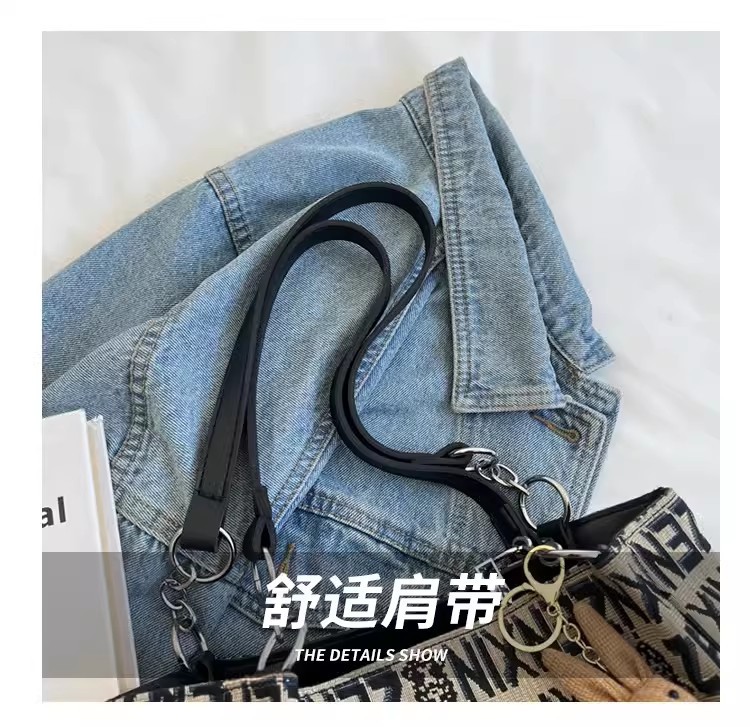 High-end quality niche bag for women 2023 new versatile single-shoulder underarm tote bag, niche hand-carry commuting fabric bag undefined
