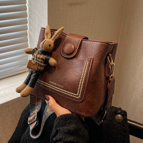 Niche design fashion retro all-match commuting one-shoulder crossbody bag for women 2024 new high-end texture bucket bag