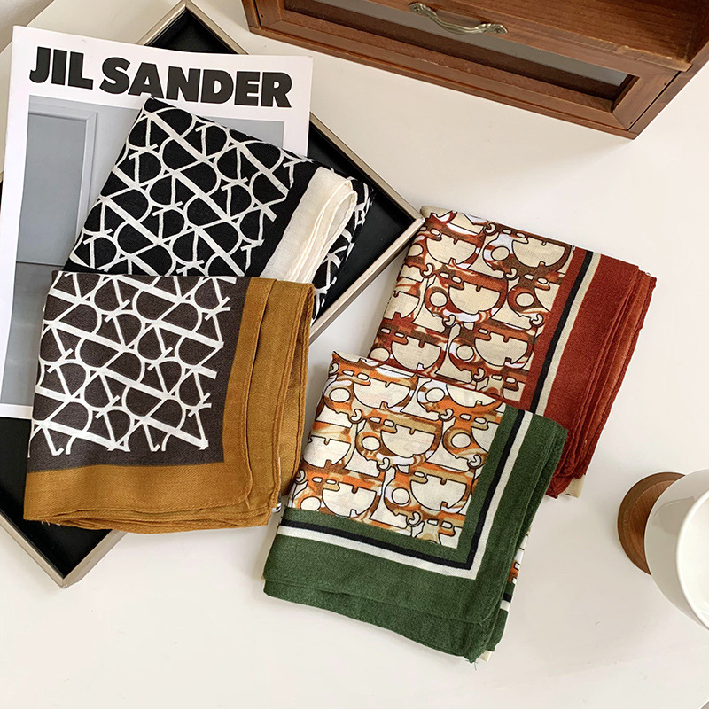 Bufandas de seda cuadrada alta sensación 2025 nuevo estilo coreano otoño invierno caliente impresión bufandas de cuello bufandas de seda al por mayor