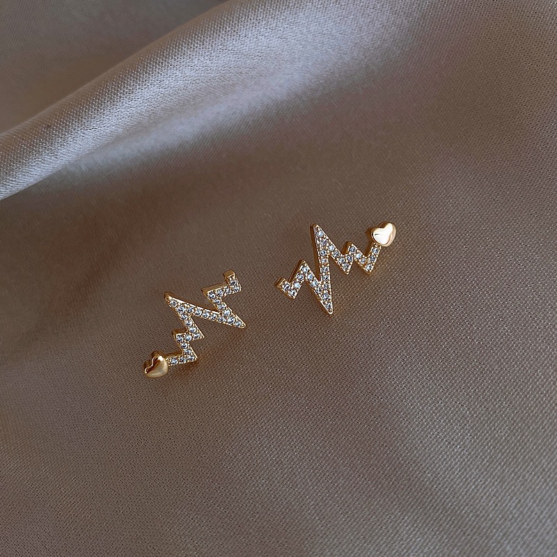 Korean Style Diamond Heartbeat Wave Shaped Stud Earrings display picture 9