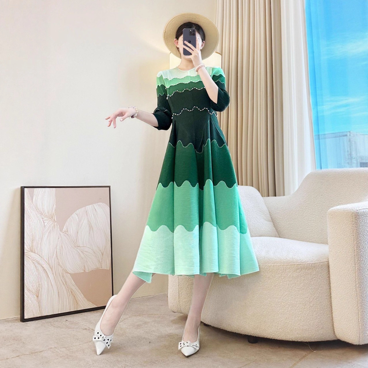 三宅褶皱连衣裙女圆领宽松高档时尚遮小腹显瘦拼色钉珠印花中长裙
