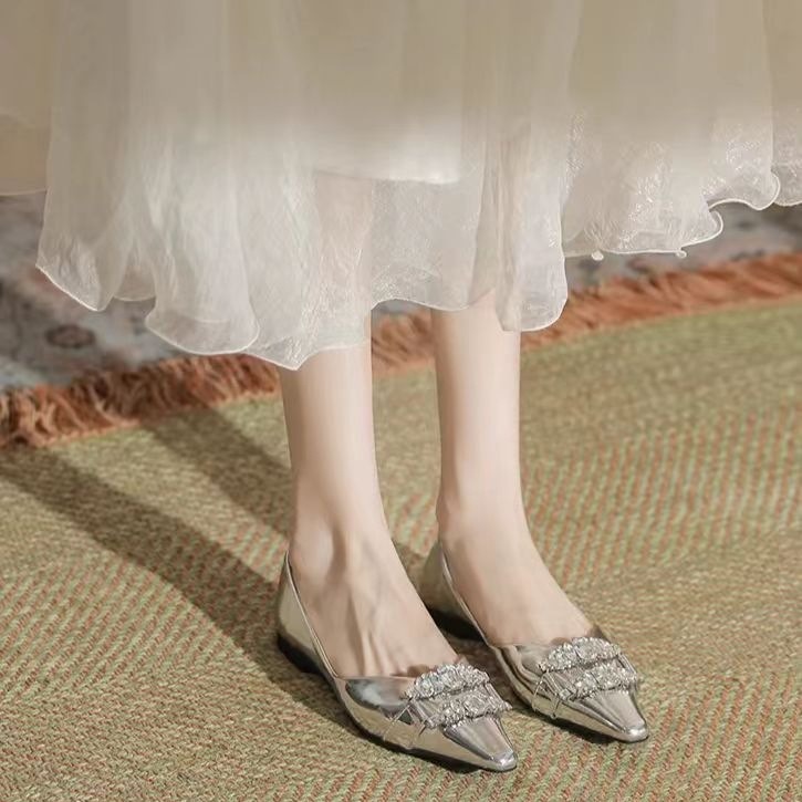 法式水钻扣尖头单鞋女2024年春季新款时尚浅口低跟银色漆皮平底鞋