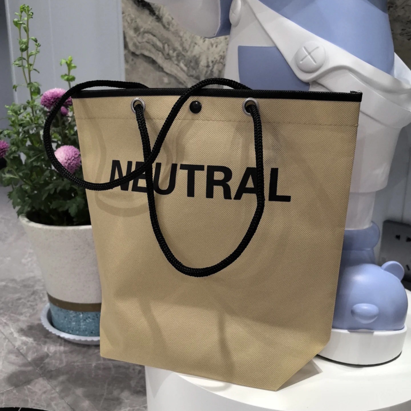 Handheld bag non-woven cloth