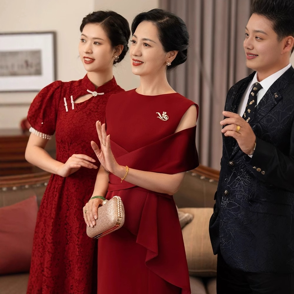 Vestido de banquete de boda de mamá 2024 Boda de verano rojo elegante boda de moda feliz suegra cheongsam de mediana edad adelgazar