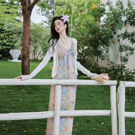 清新优雅V领吊带碎花连衣裙女装2026新款他说他度假风裙+防晒披肩