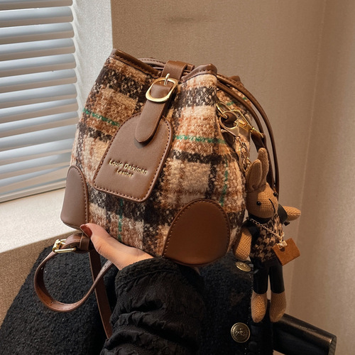 High-end versatile crossbody bucket shoulder bag for women 2024 spring new trendy plaid commuter bag for women