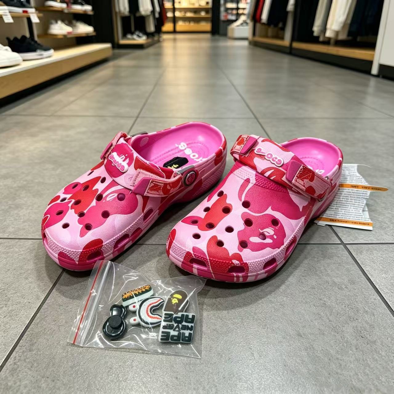2026 nuevos zapatos de agujero de botón de hierro Beep sandalinas antideslizantes al aire libre zapatos de playa al por mayor fábrica