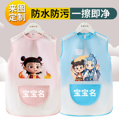 子供用カバー防水夏のノースリーブの赤ちゃんが食事をしています。