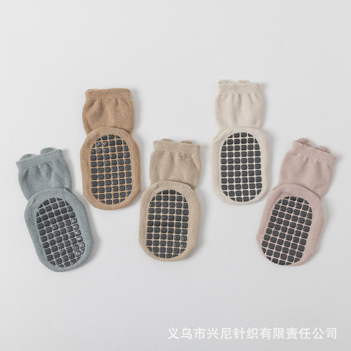 Baby floor socks for indoor use, autumn/winter combed cotton socks with breathable, non-slip soles—perfect for keeping little feet cool; ideal early-learning sock sets for toddlers.