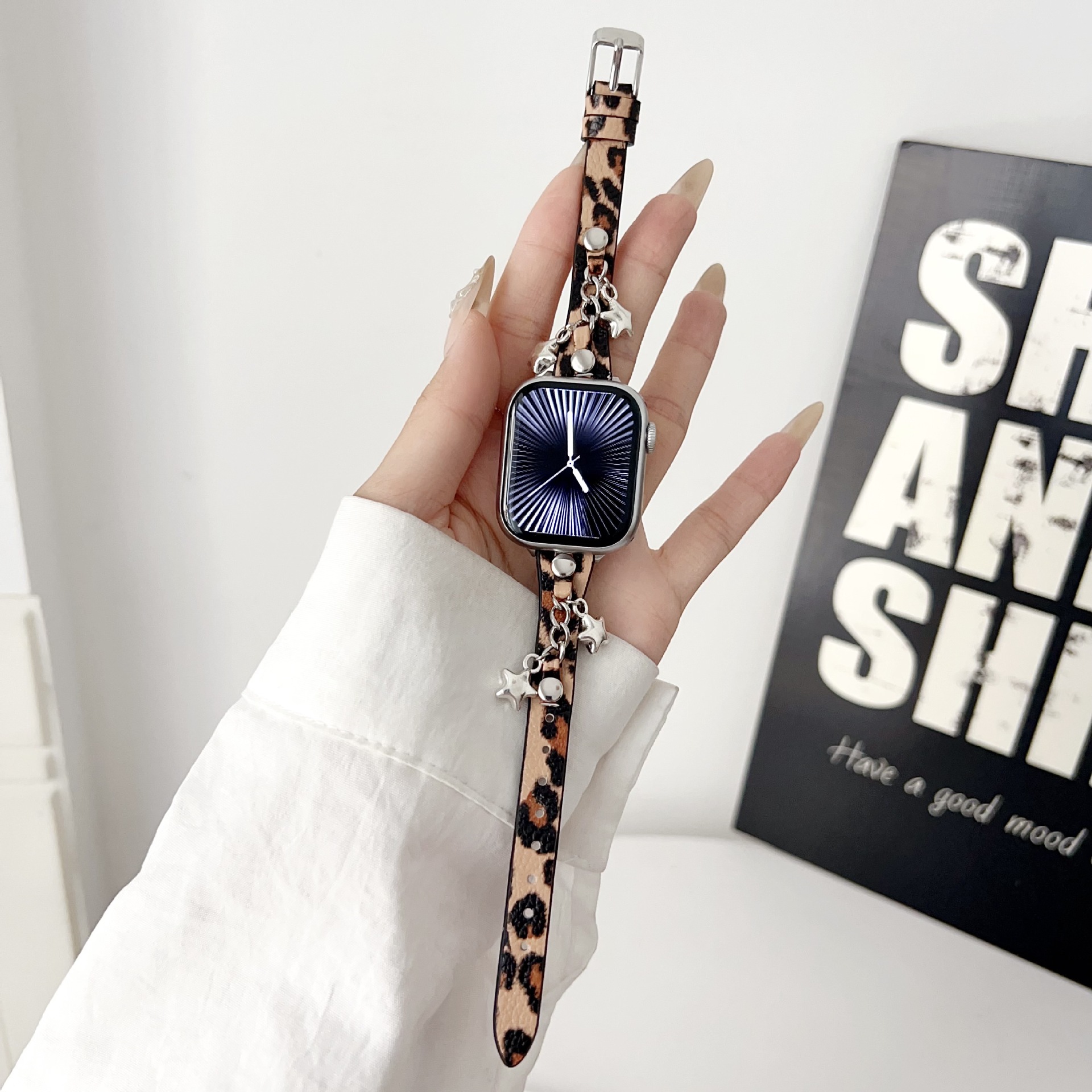 Suitable for Apple Watch Apple Watch11 Five-Pointed Star Chain Leather Strap iWatch Slim Leather Strap