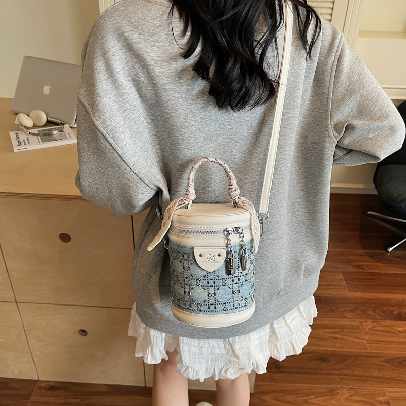 Bolso de cubo de mano de diamantes calientes de nicho popular de verano para mujer 2025 nuevo bolso de hombro de estilo occidental de moda bolso de mensajero de estilo explosivo