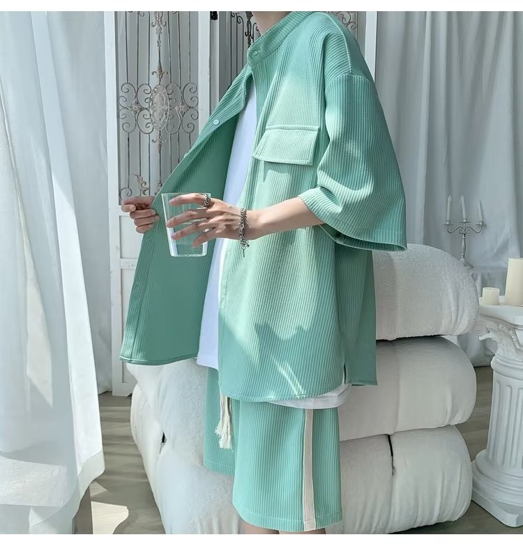 2024 nuevo estilo de moda estilo de Hong Kong de alta calidad traje de caída de seda de hielo pantalones cortos de camisa de manga corta para hombres control de dos piezas para hombres