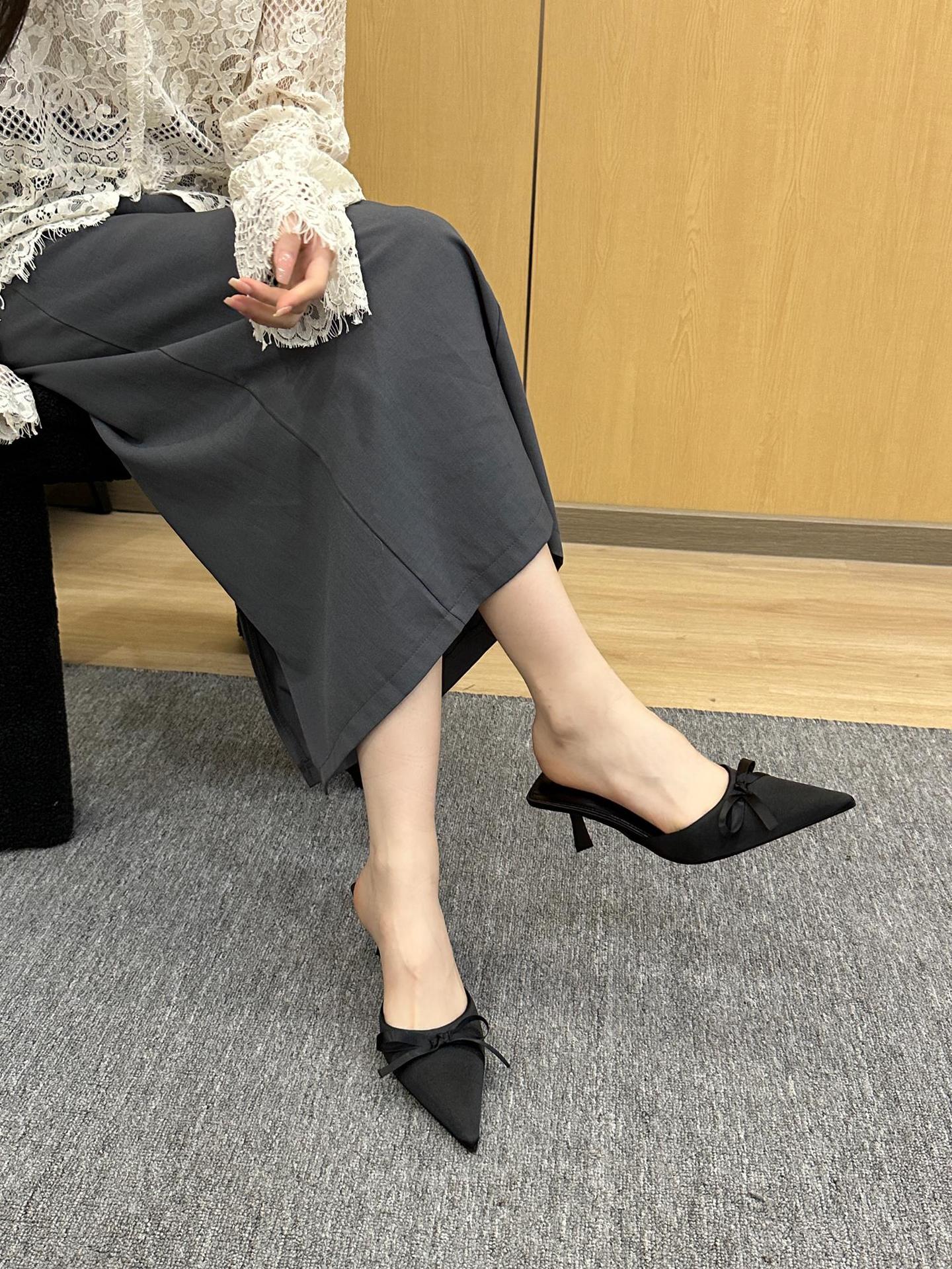 Bellissime in ogni dettaglio! Mules da donna color viola taro con punta affusolata, fiocco e tacco a spillo._voghion.com