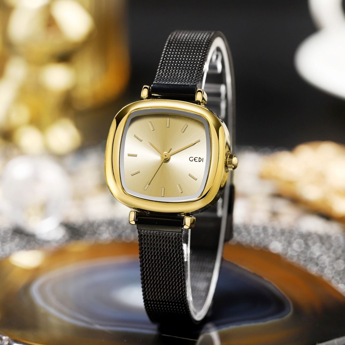 Malla negra con marco dorado dorado