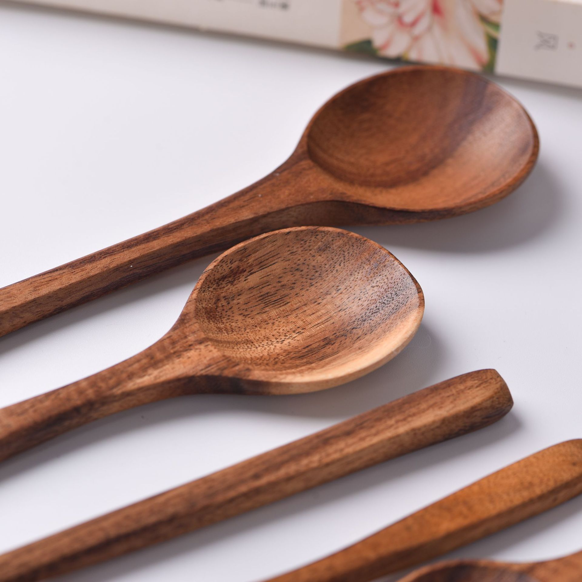 Mango largo traje de cuchara de madera al por mayor hogar café japonés tamaño lovesick cuchara de madera tenedor cuchara logotipo imprimible