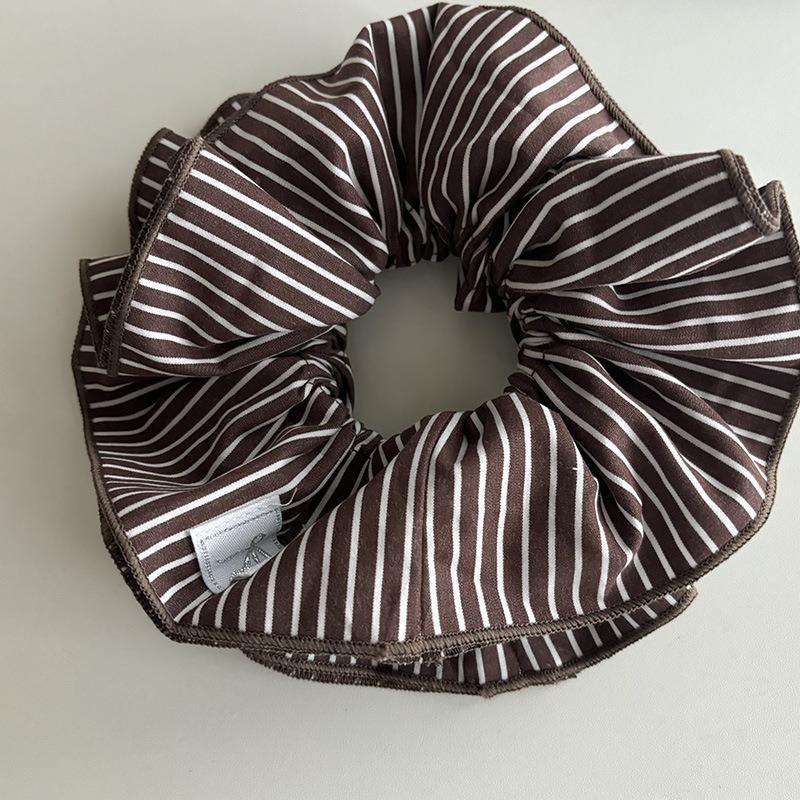 짙은 갈색 줄무늬