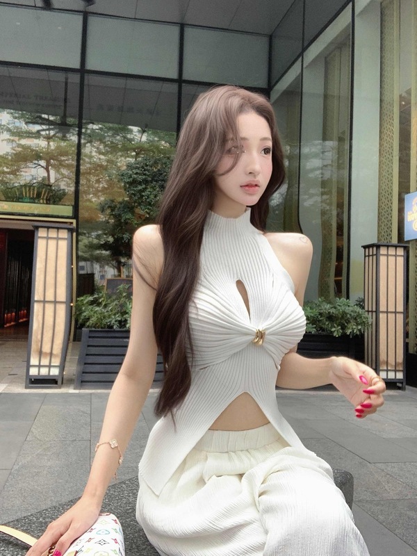 デザインツイスト中空ノースリーブニットキャミソール夏の新しいニッチスリムフィットアウタートップ女性用|undefined