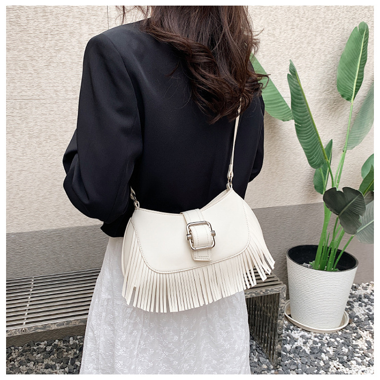 Women's Medium Pu Leather Solid Color Streetwear Tassel Pillow Shape Zipper Underarm Bag display picture 18