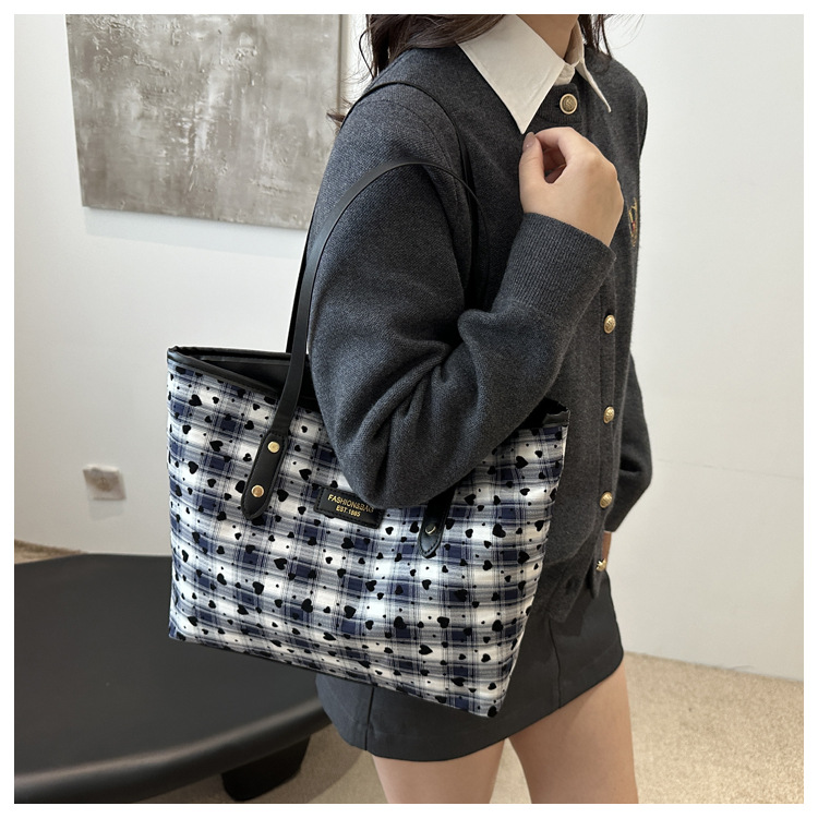 Fashionable large-capacity tote bag for women, new autumn 2024 collection, casual retro single-shoulder bag, commuter handbag, cross-border bag undefined