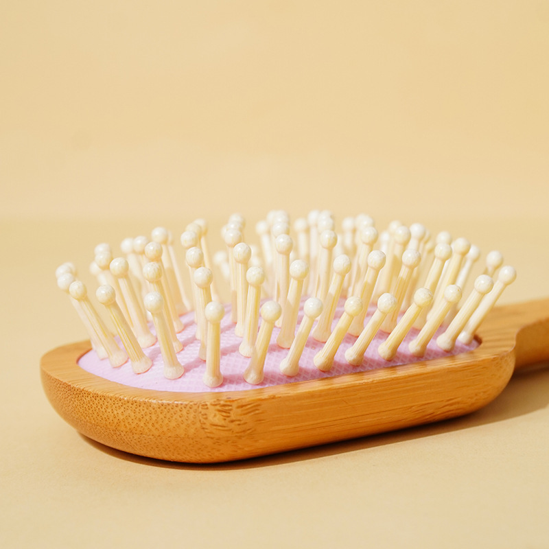 工場の現物卸売りの女の子はミニマッサージのクッションを持っています。|undefined