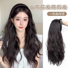 カチューシャかつらの女性の長い髪がふわふわしています。