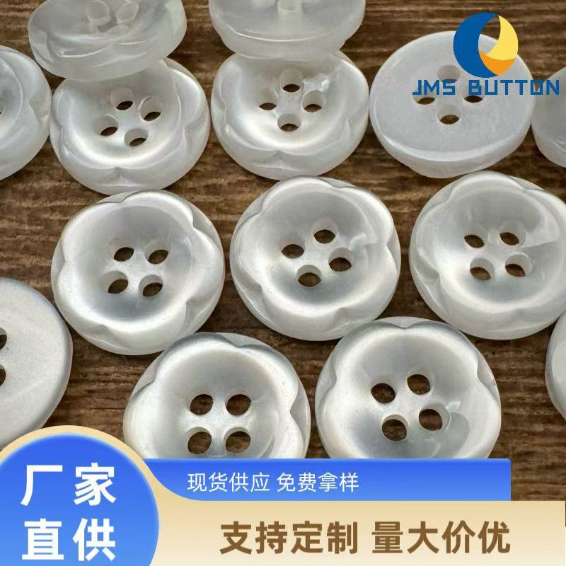 メーカーの現物卸売りの明るい珠の梅の花の4目の樹脂のボタンのシャツの4目のボタンの手縫いのボタンの服装の補助材料|undefined