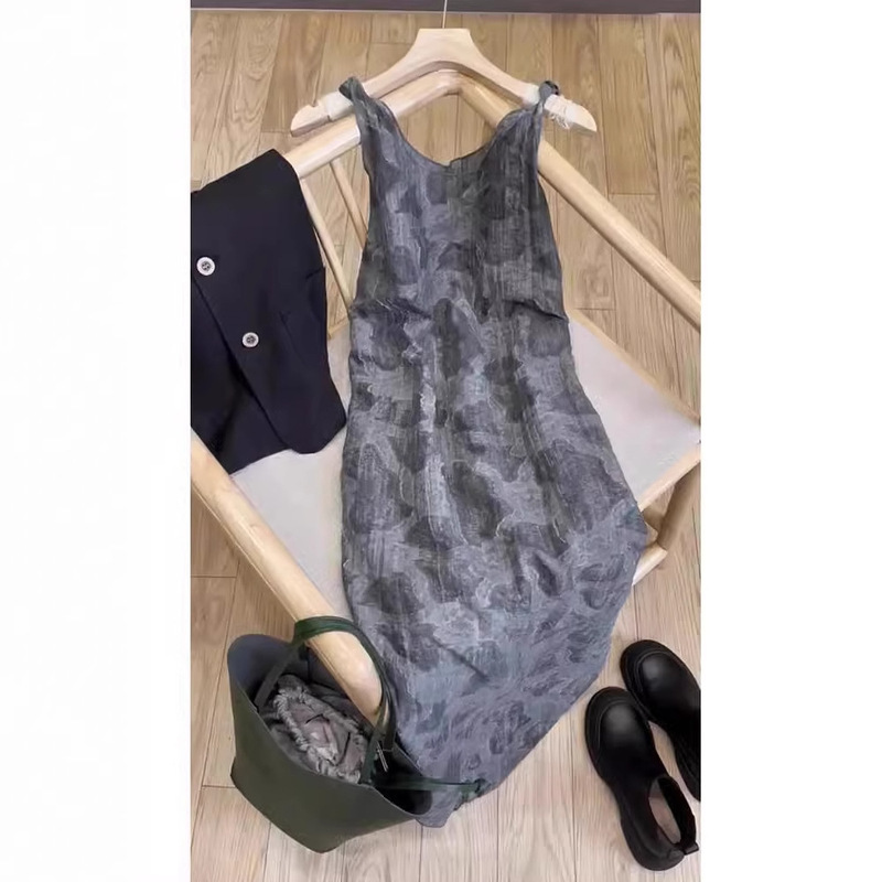 Channel cattle! Giant burst beautiful French temperament high-end exquisite pear-shaped figure slim strap dress