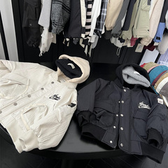 防水子供の冬のアメリカの偽の2つの帽子のパイロットの綿服の男の子の縦の紋様のアルファベットは綿入れのコートを厚くします。
