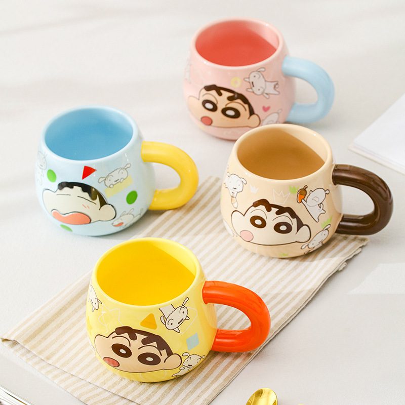 Crayon Shin-chan auténtica taza de cerámica en relieve autorizada linda taza de pareja de oficina de alto valor de dibujos animados