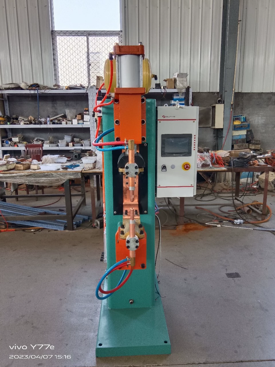 Производитель поставляет аппарат для точечной сварки средней частоты, оцинкованную пластину, аппарат для точечной сварки пластин из нержавеющей стали.