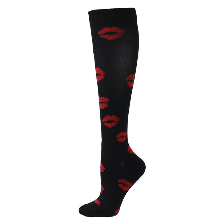 검은 배경에 빨간 입술