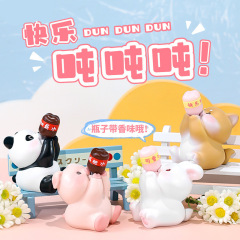 漫画の子供の楽しいトンのデスクトップの小さい置物のかわいい動物は飲み物の樹脂の自動車を飲んで誕生日のプレゼントを飾ります。