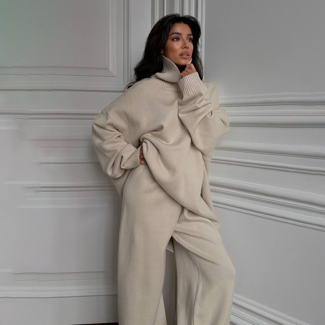 Completo composto da maglione oversize con collo alto e pantaloni larghi e fluidi - Completo due pezzi morbido da donna per autunno inverno in grigio, marrone e beige | S/M/L_voghion.com