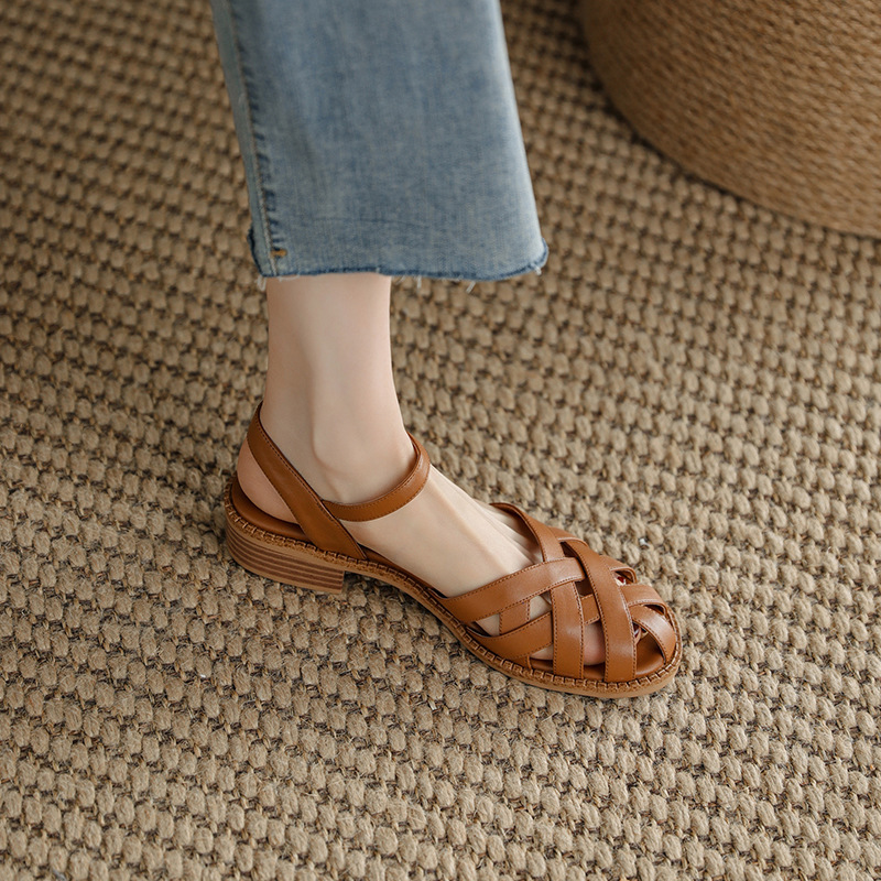 Soft leather French style retro woven sandals women's summer New ins hollow-out niche closed toe chunky heel Roman shoes