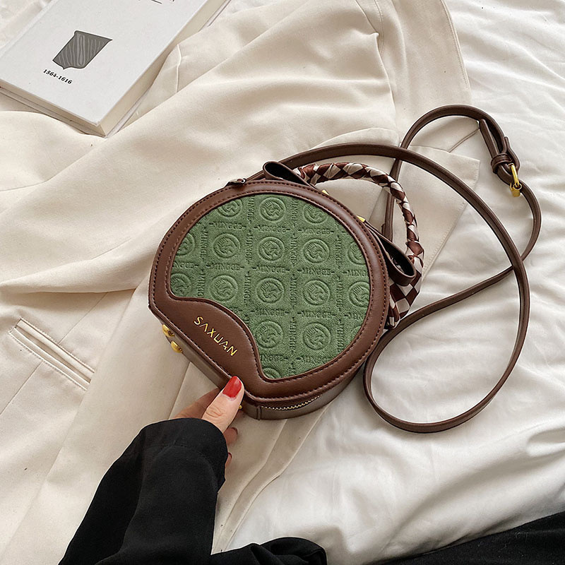 틈새 디자인 라운드 크로스 바디 백 2024 새로운 패션 세련된 휴대용 어깨 올 매치 유행 어깨 크로스 백