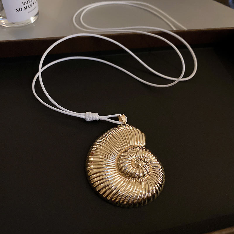 Número de letra circón geométrico perla en forma de T hebilla collar moda temperamento borla suéter cadena luz lujo collar al por mayor