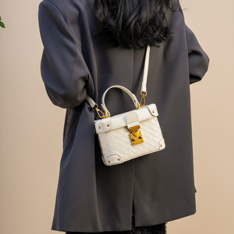 小眾時尚手提水桶包女2024夏季新款簡約單肩包休閒通勤斜挎包