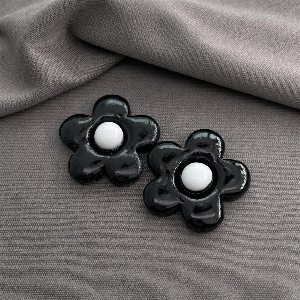 검은 다섯 꽃잎 꽃