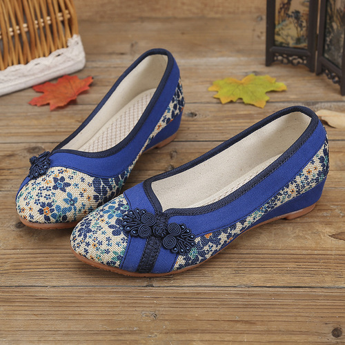 Old Beijing cloth shoes for women shoes hanfu embroidered shoes ethnic elderly mother shoes wholesale in the wind